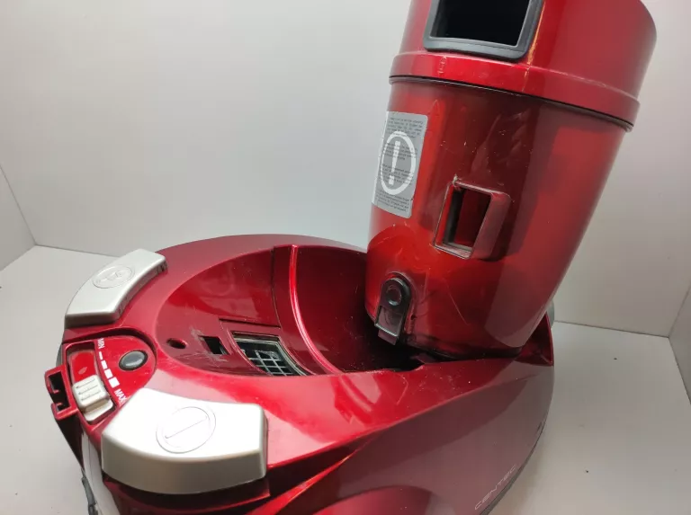 odkurzacz-bezworkowy-dirt-devil-centec-2-opis-kolor-dominujacy-czerwony