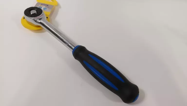 KLUCZ Z GRZECHOTKĄ NORAUTO 1/2