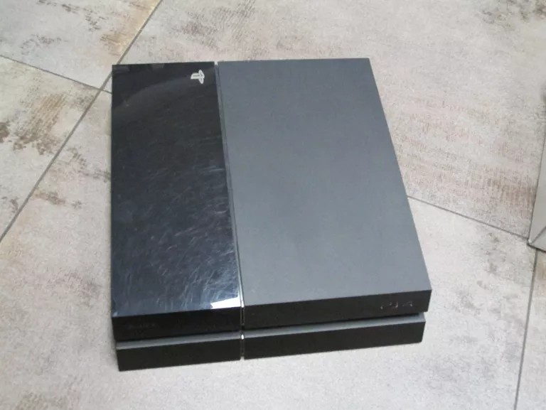 KONSOLA PS4 CUH-1116A 500GB + 4GRY