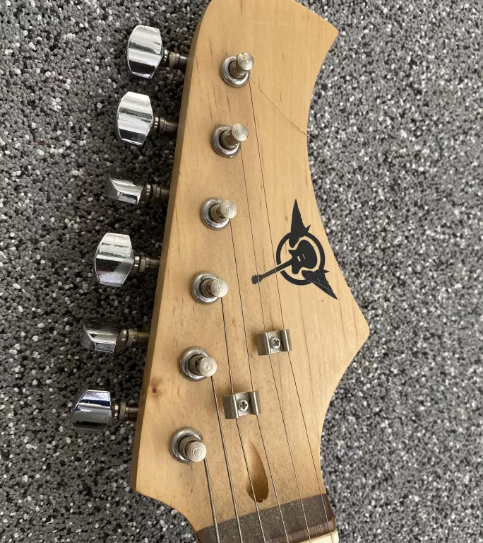 GITARA ELEKTRYCZNA 6-STRUNOWA + FUTERAŁ