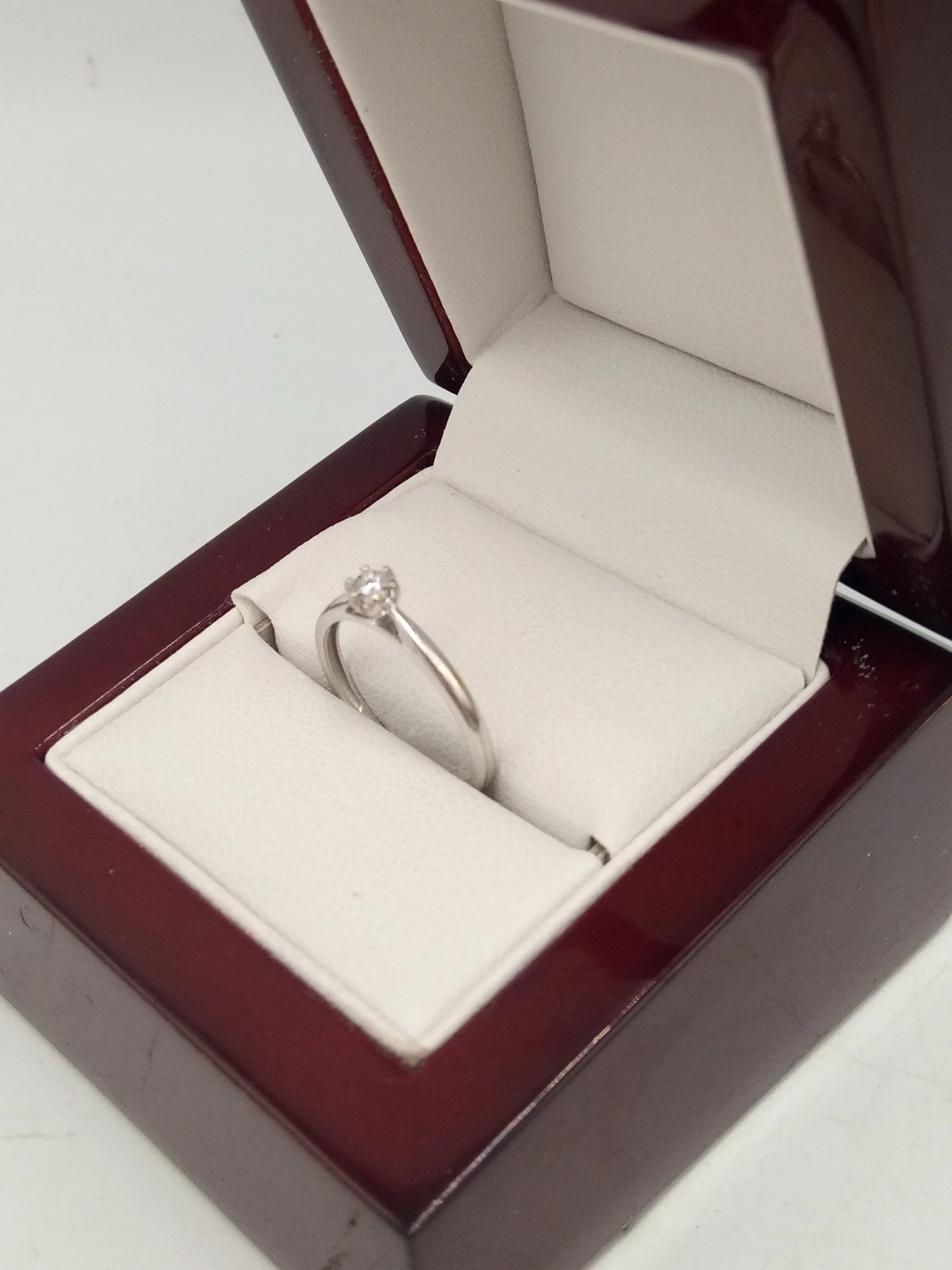 zloty-pierscionek-z-brylantem-003-375-w107-r10-cechy-207358-231606