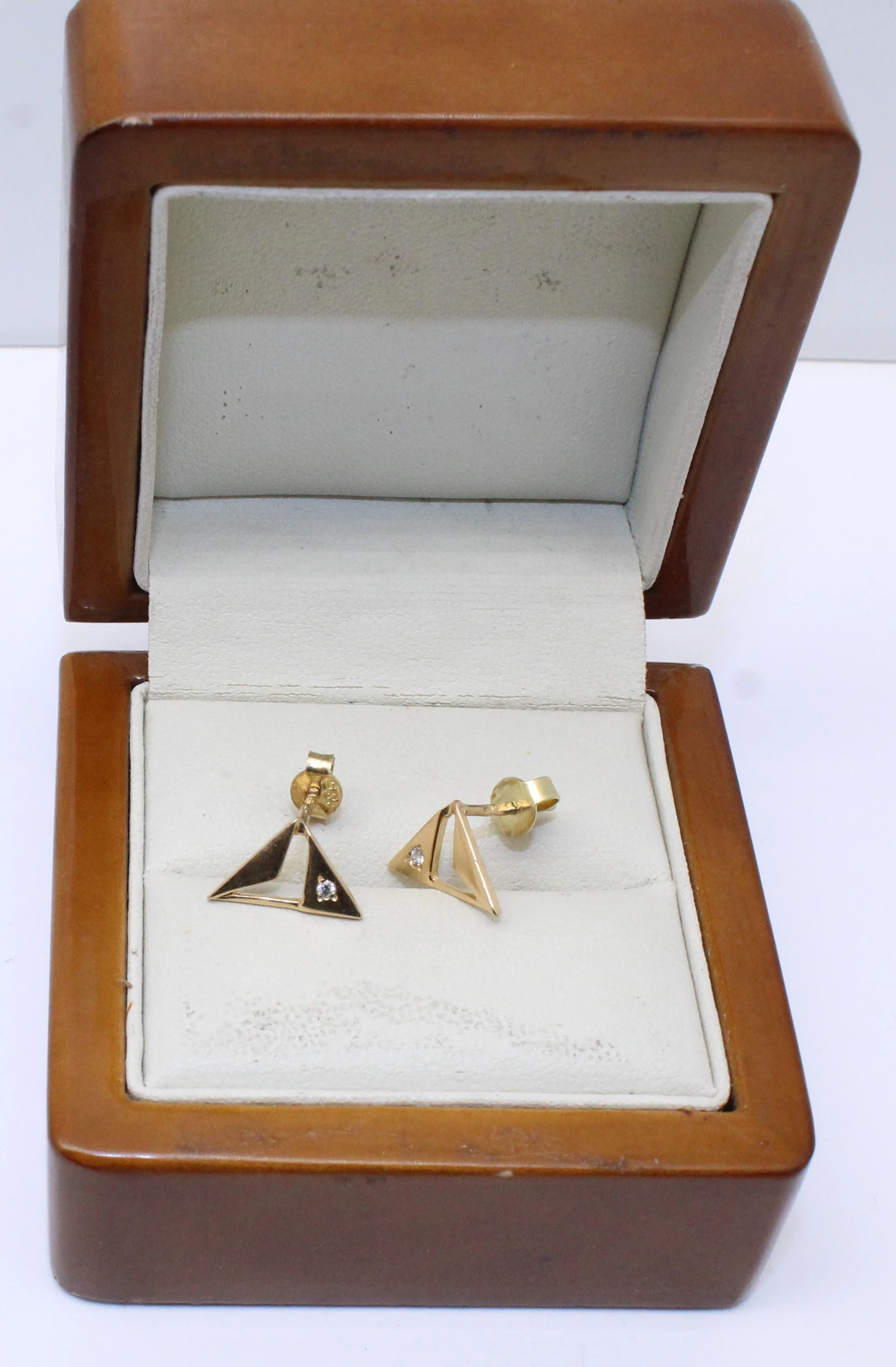 trojkatne-kolczyki-155fg-585-kamien-17088-524288