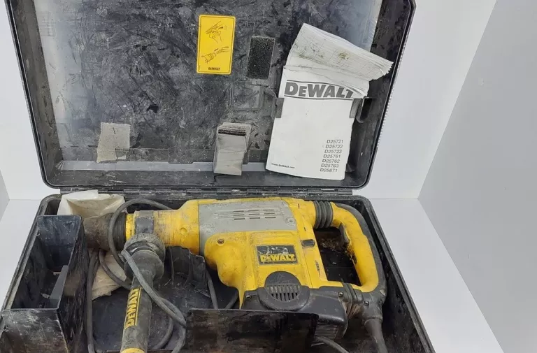 MŁOT DEWALT D25722 QS WALIZKA