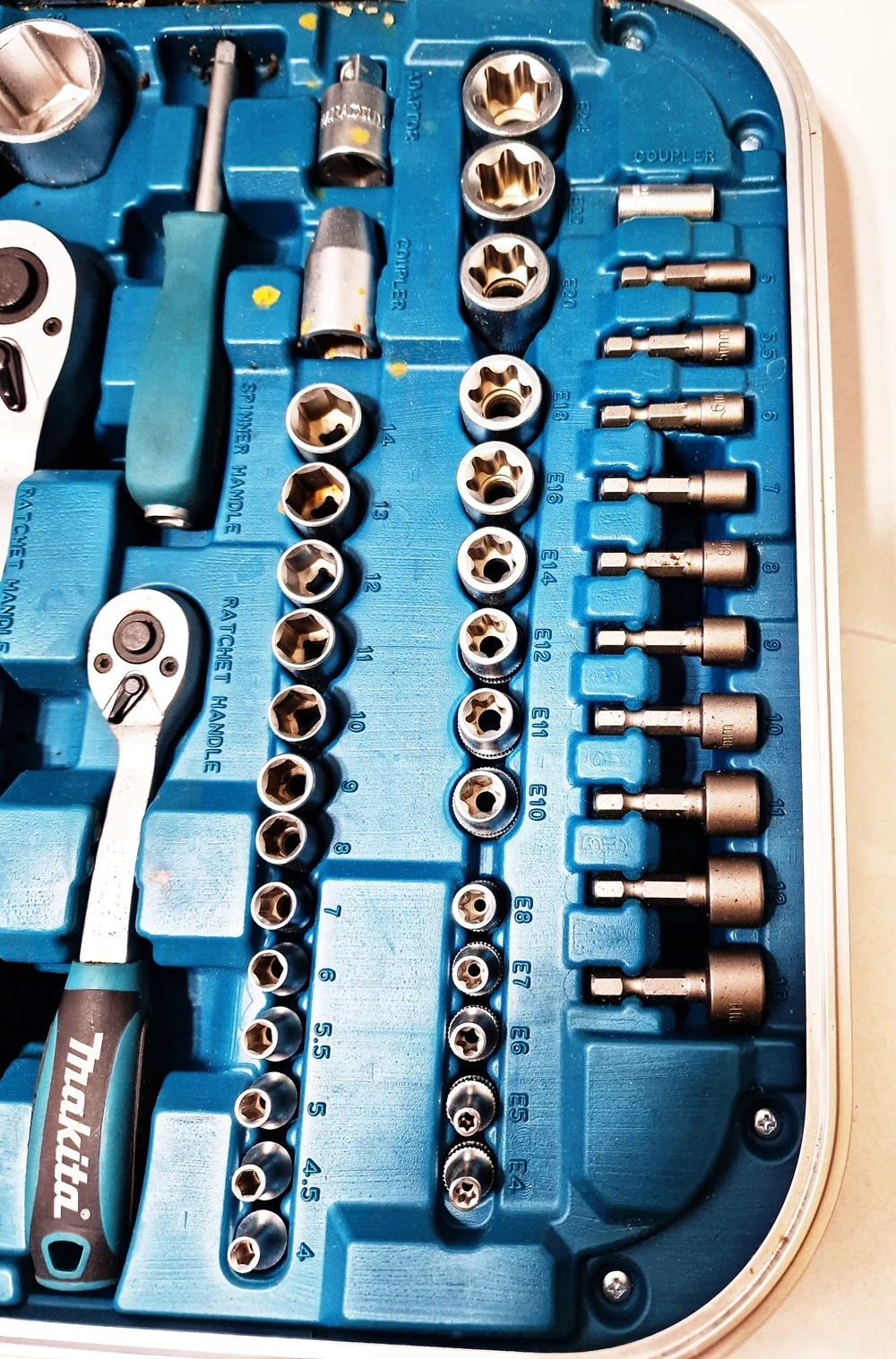 zestaw-kluczy-makita-p-90532-w-walizce-marka-makita