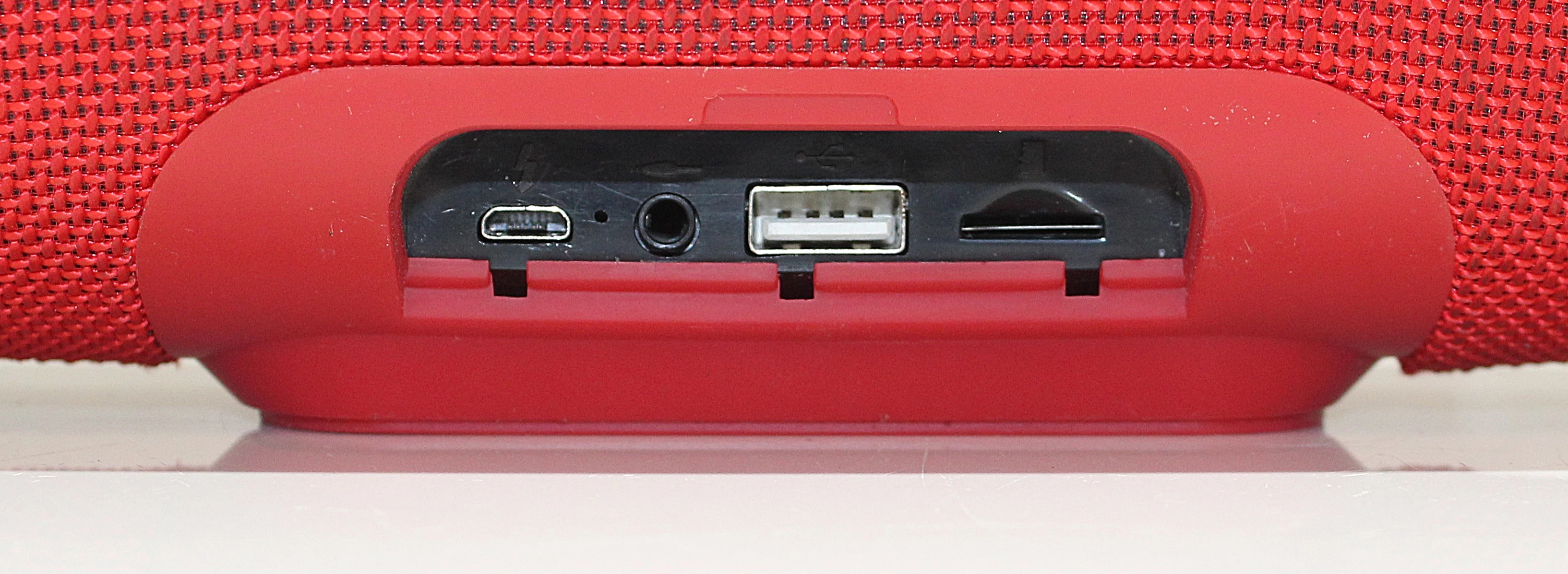 glosnik-jbl-czerwony-zasilanie-akumulatorowe