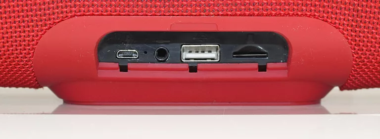 glosnik-jbl-czerwony-zasilanie-akumulatorowe