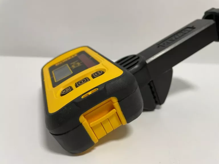 detektor-dewalt-de0892-uchwyt-marka-dewalt