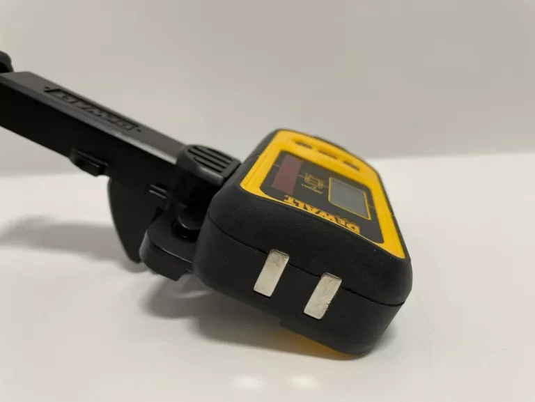 detektor-dewalt-de0892-uchwyt-maksymalny-zasieg-pracy-50
