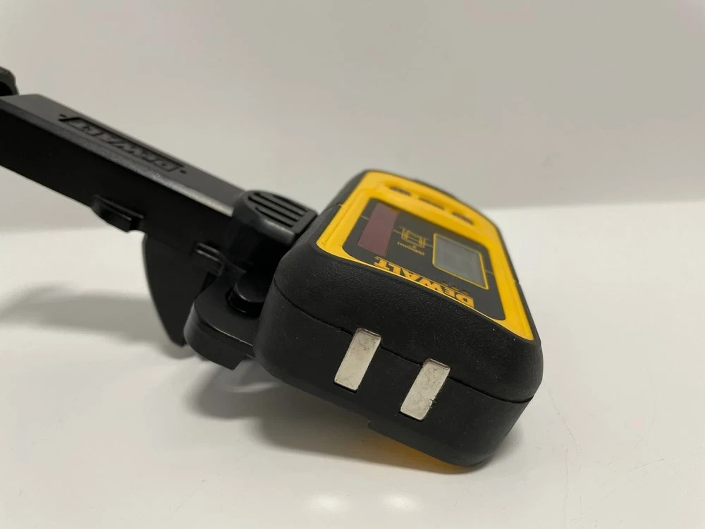 detektor-dewalt-de0892-uchwyt-maksymalny-zasieg-pracy-50