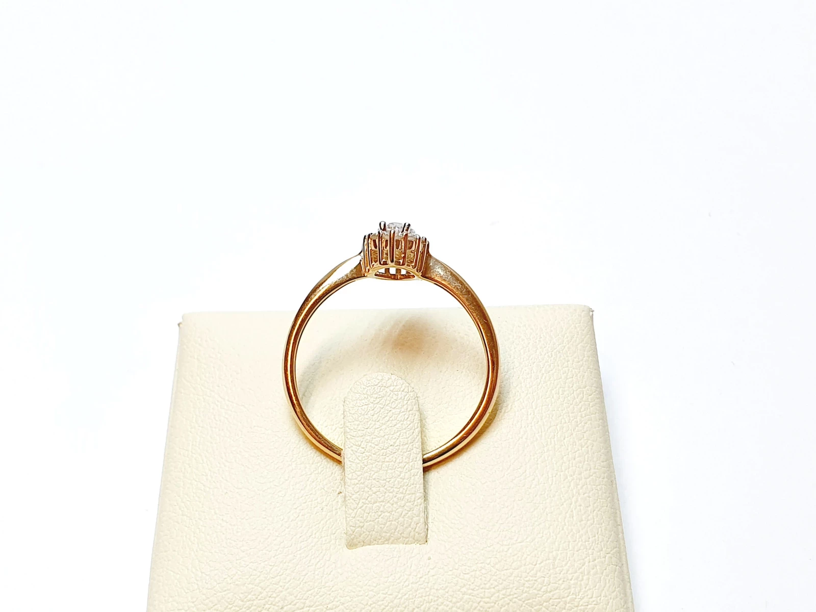 piekny-zloty-pierscionek-375-221g-r20-rodzaj-wyrob-jubilerski