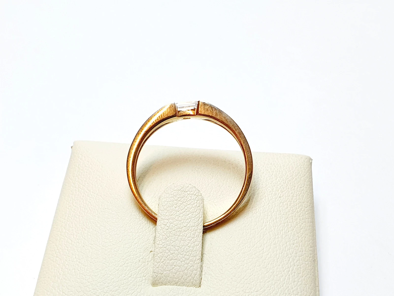 przepiekny-zloty-pierscionek-375-242g-r18-rodzaj-wyrob-jubilerski