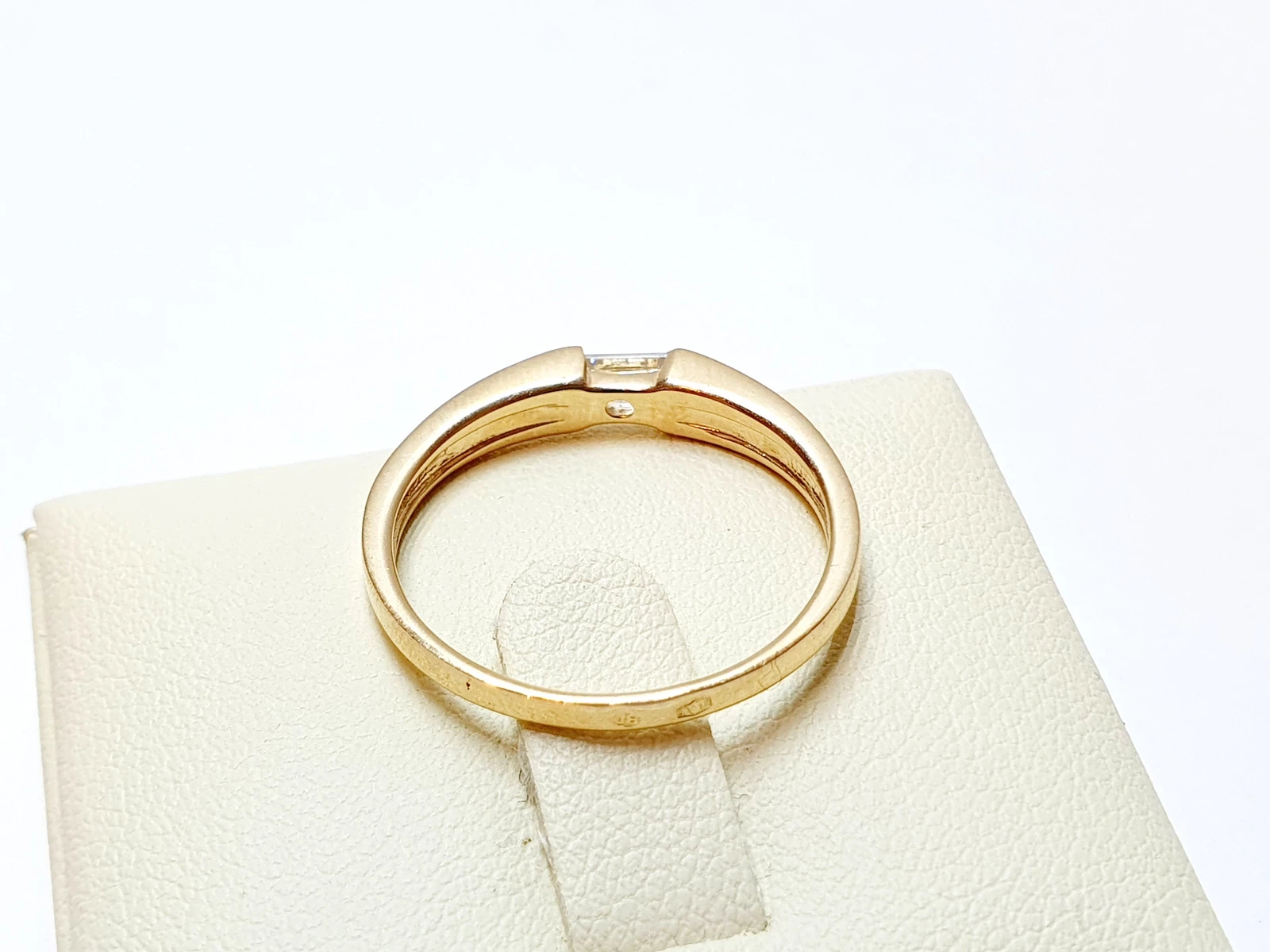 przepiekny-zloty-pierscionek-375-242g-r18-kamien-cyrkonia