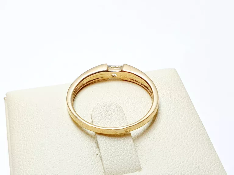 przepiekny-zloty-pierscionek-375-242g-r18-kamien-cyrkonia