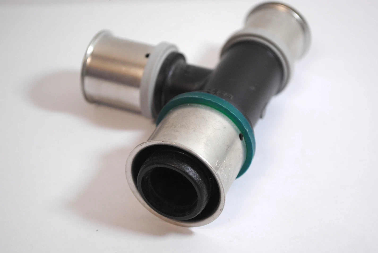 trojnik-z-pierscieniem-zaprasowywanym-32x26x26-srednica-0000