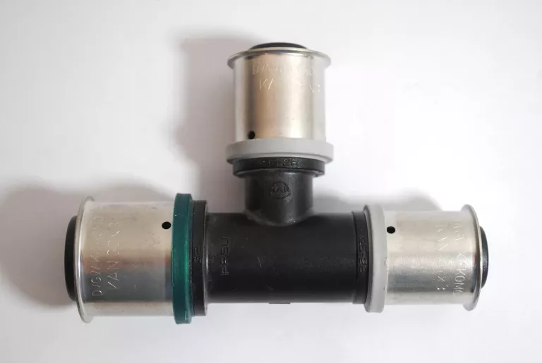 trojnik-z-pierscieniem-zaprasowywanym-32x26x26-dworcowa-28-zielona-gora