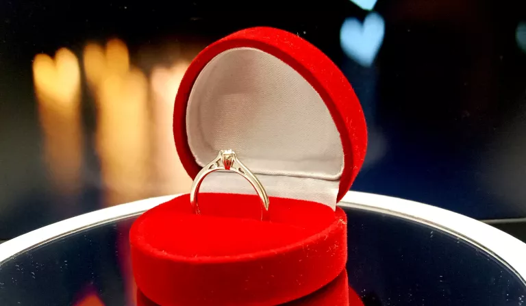 sliczny-zloty-pierscionek-z-brylantem-585-174g-pl-wolnosci-27-olecko-kdt