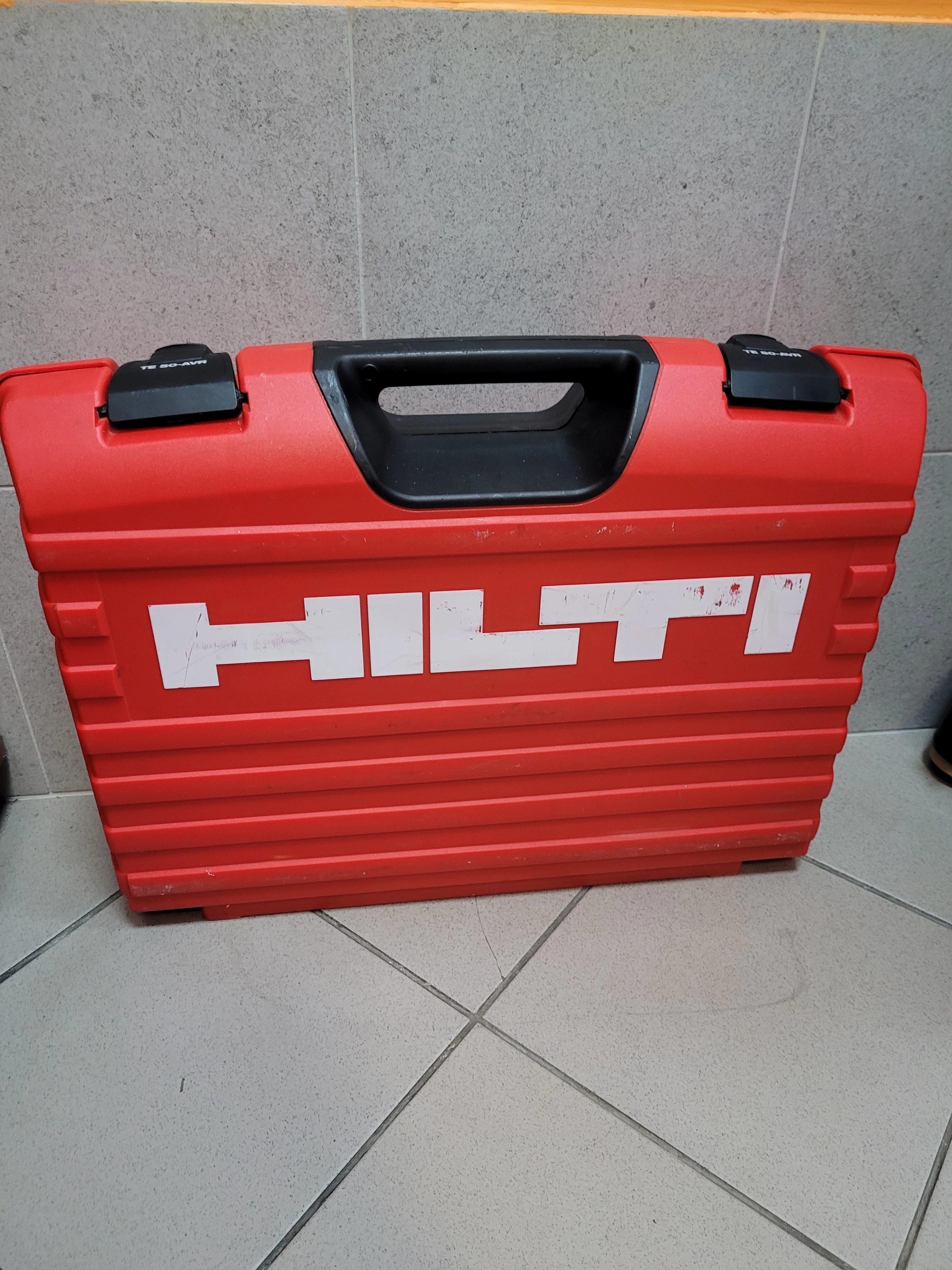 mlot-udarowy-hilti-te-70-atc-walizka-okazja-ean-gtin-7613023928959
