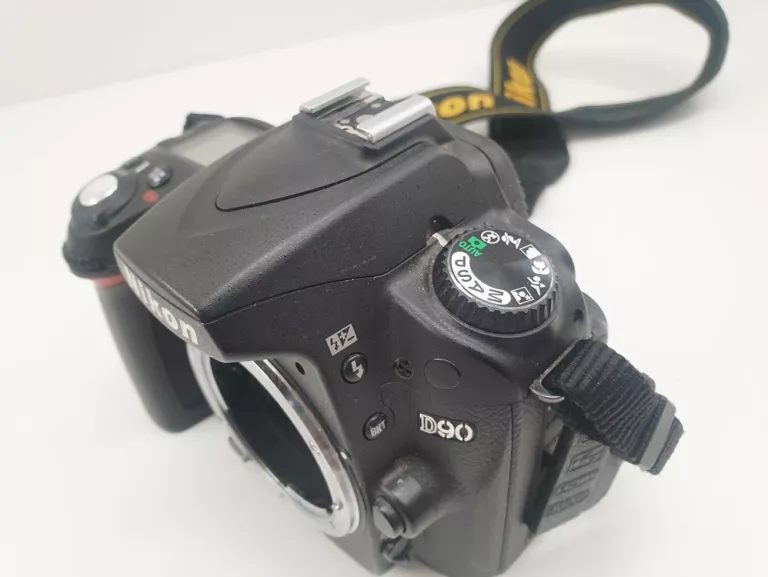 NIKON D90