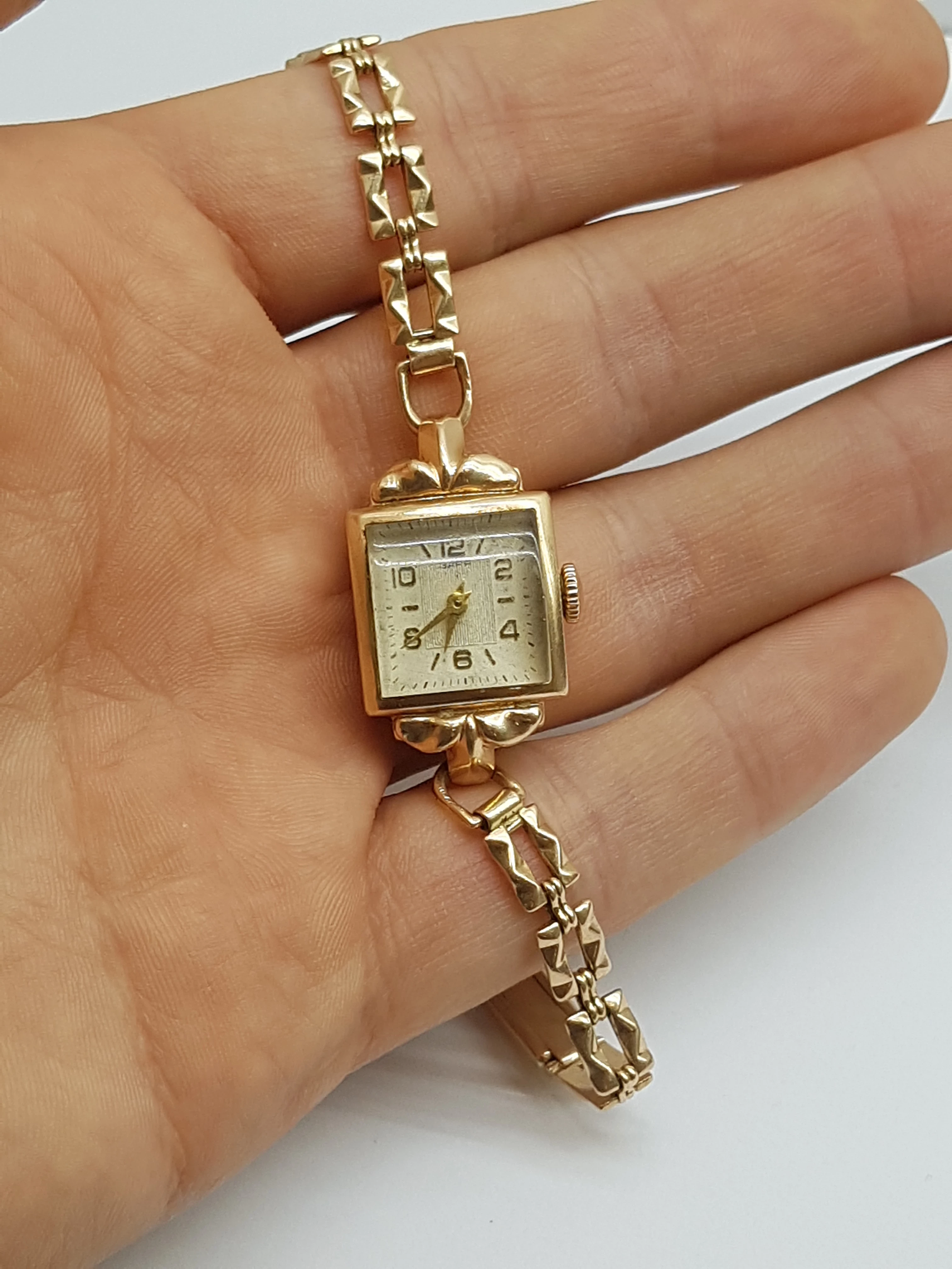 zloty-zegarek-damski-zaria-14k-p585-nakrecany-wodoszczelnosc-brak