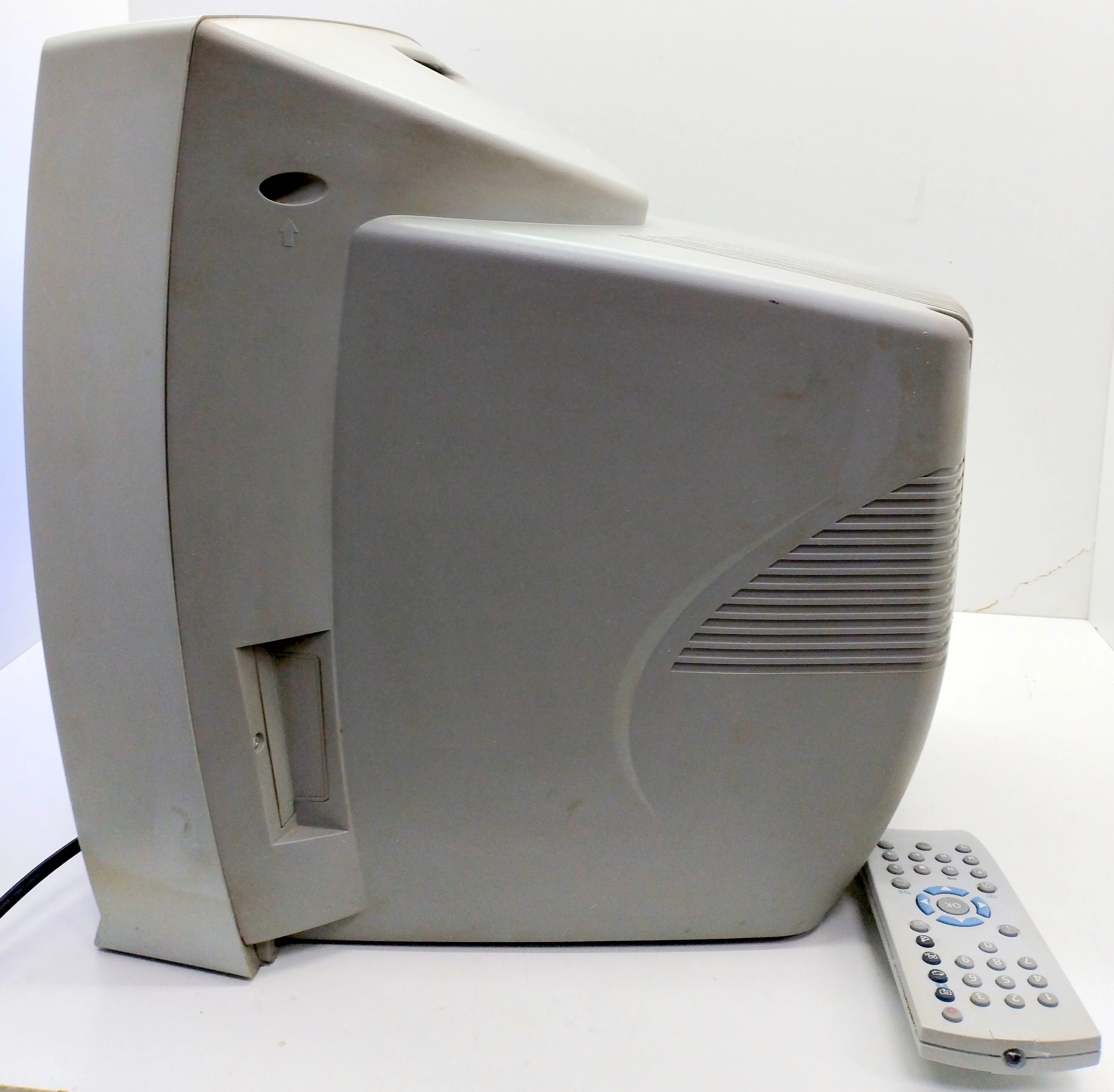 telewizor-grundig-davio-14-pilot-marka-inna