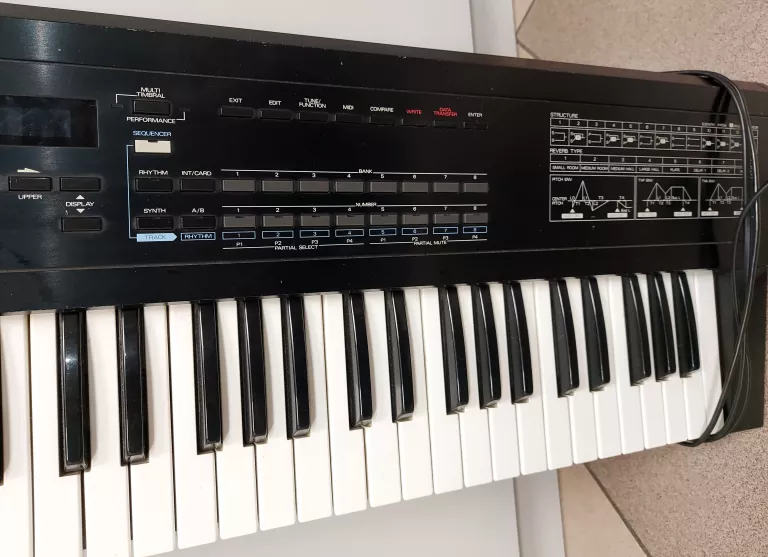 SYNTEZATOR ROLAND D-20