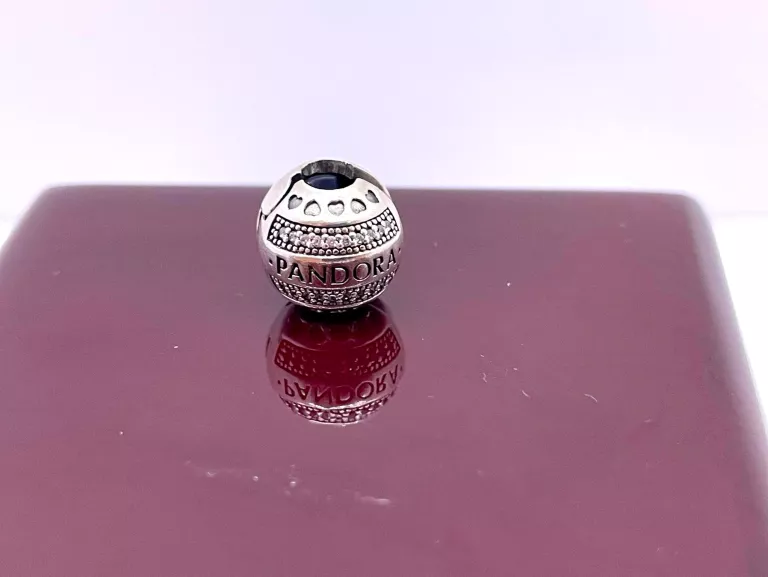 SREBRNY UŻYWANY CHARMS PANDORA LOGO