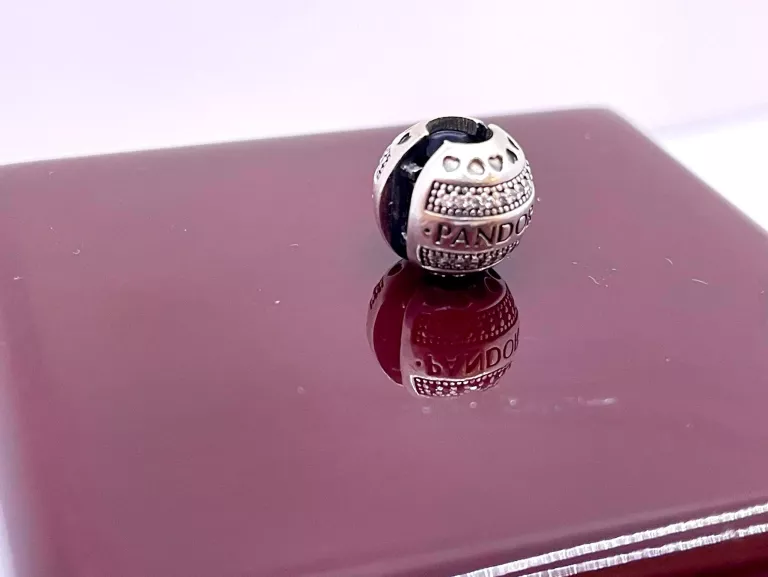 SREBRNY UŻYWANY CHARMS PANDORA LOGO