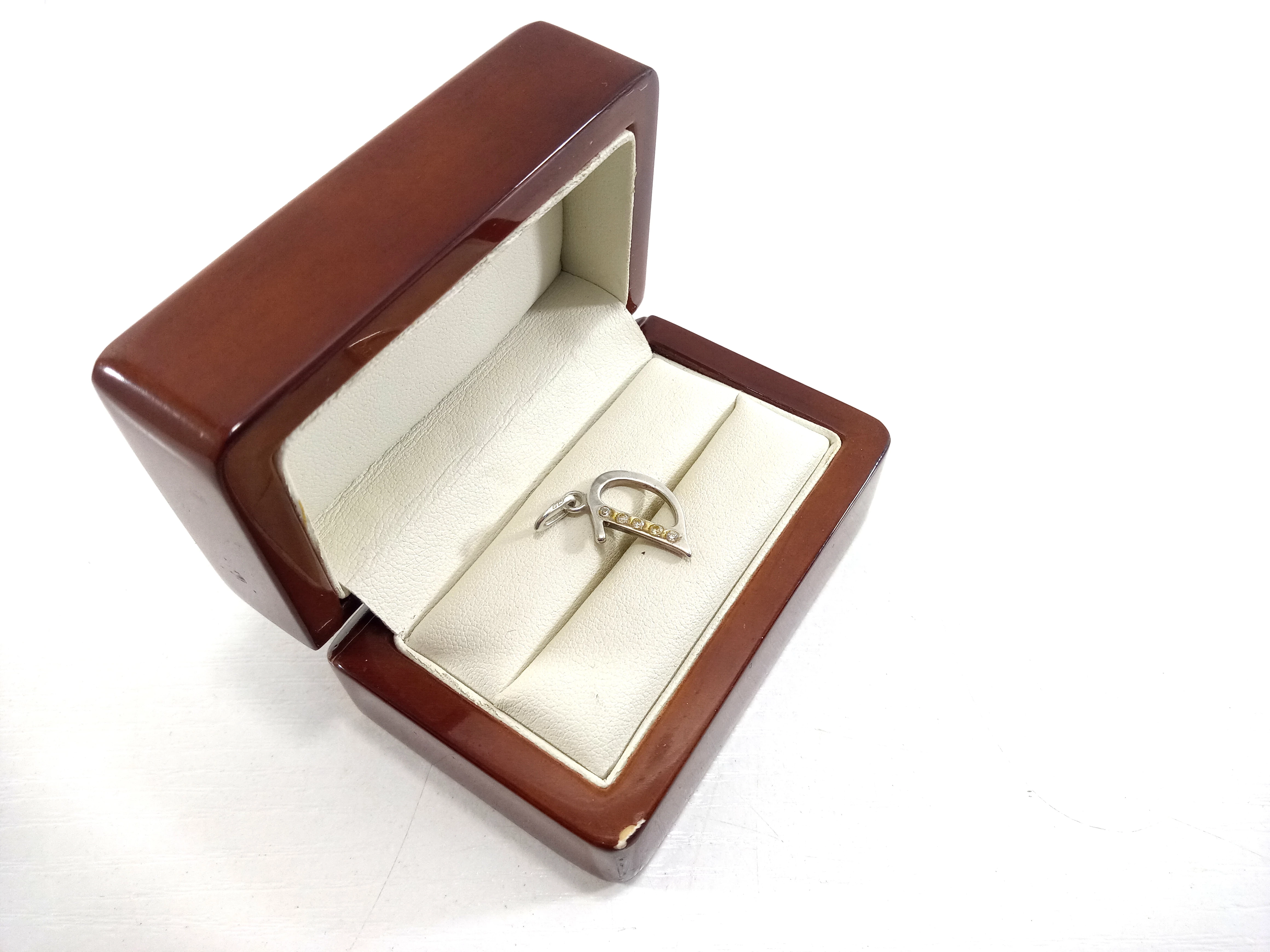 swietna-srebrna-zawieszka-litera-d-kamienie-z-innym-kamieniem