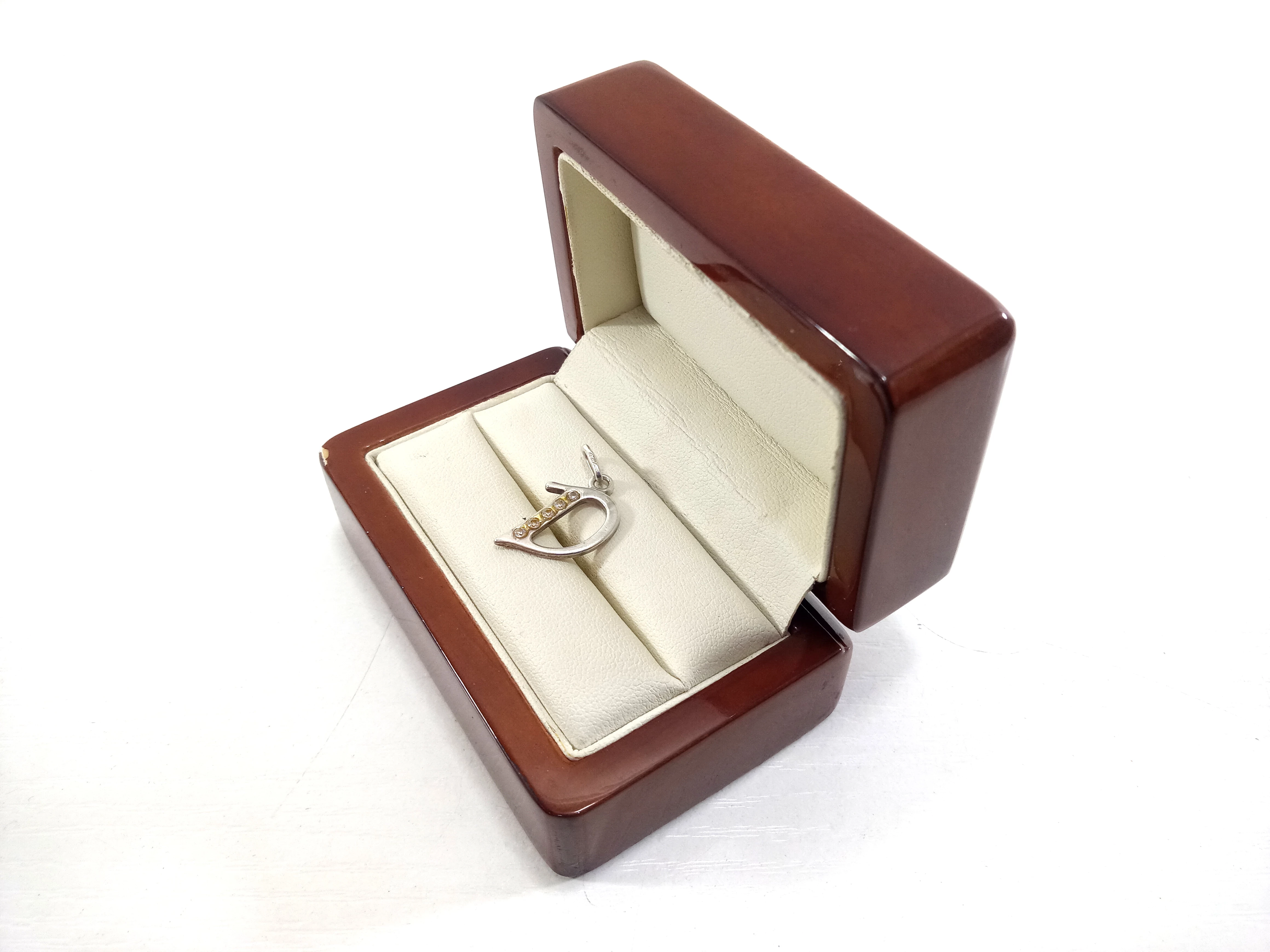 swietna-srebrna-zawieszka-litera-d-stan-nie-wymaga-renowacji