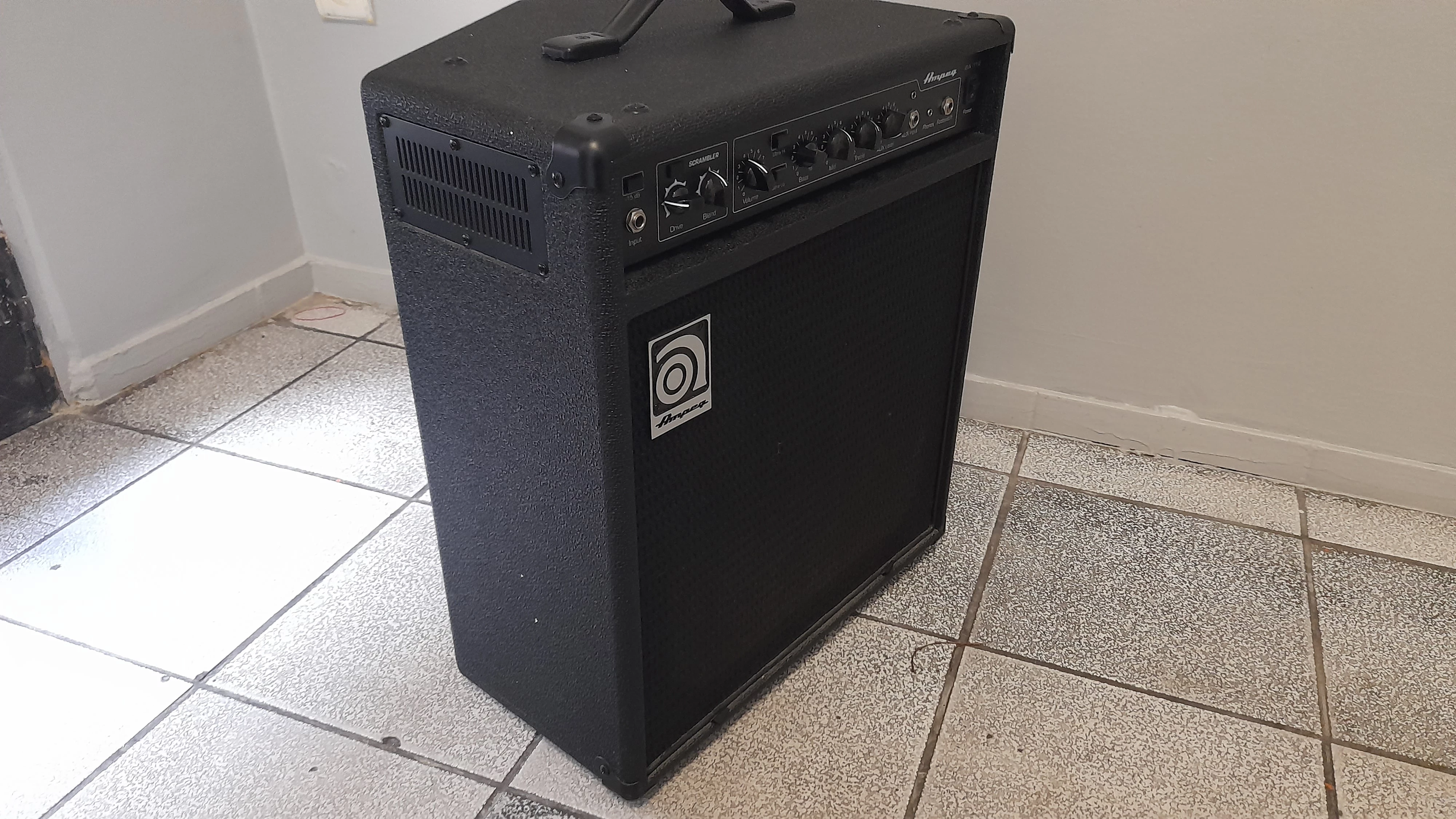 wzmacniacz-basowy-ampeg-ba-112-karton-rodzaj-combo-basowe