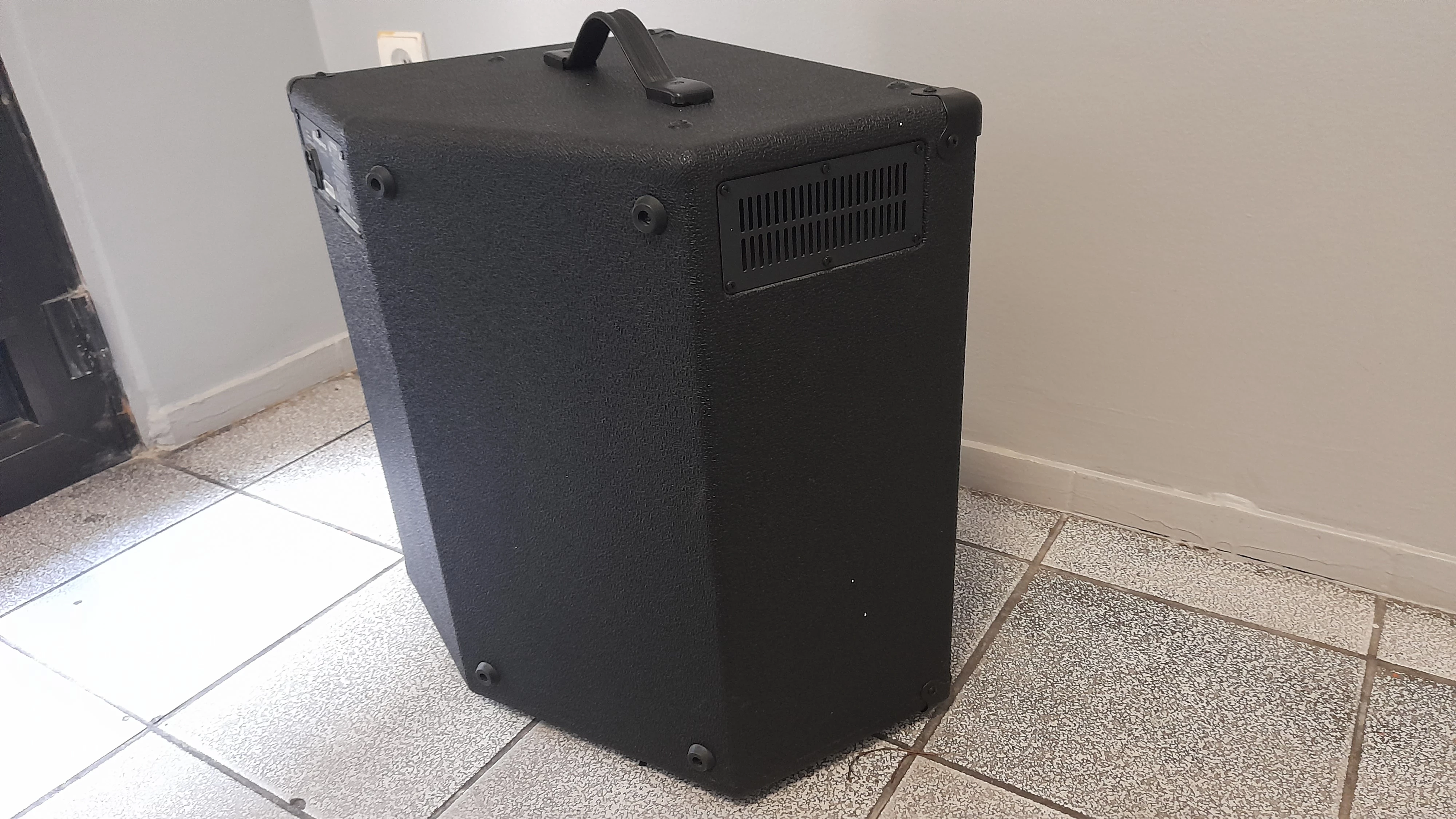 wzmacniacz-basowy-ampeg-ba-112-karton-kod-producenta-0000