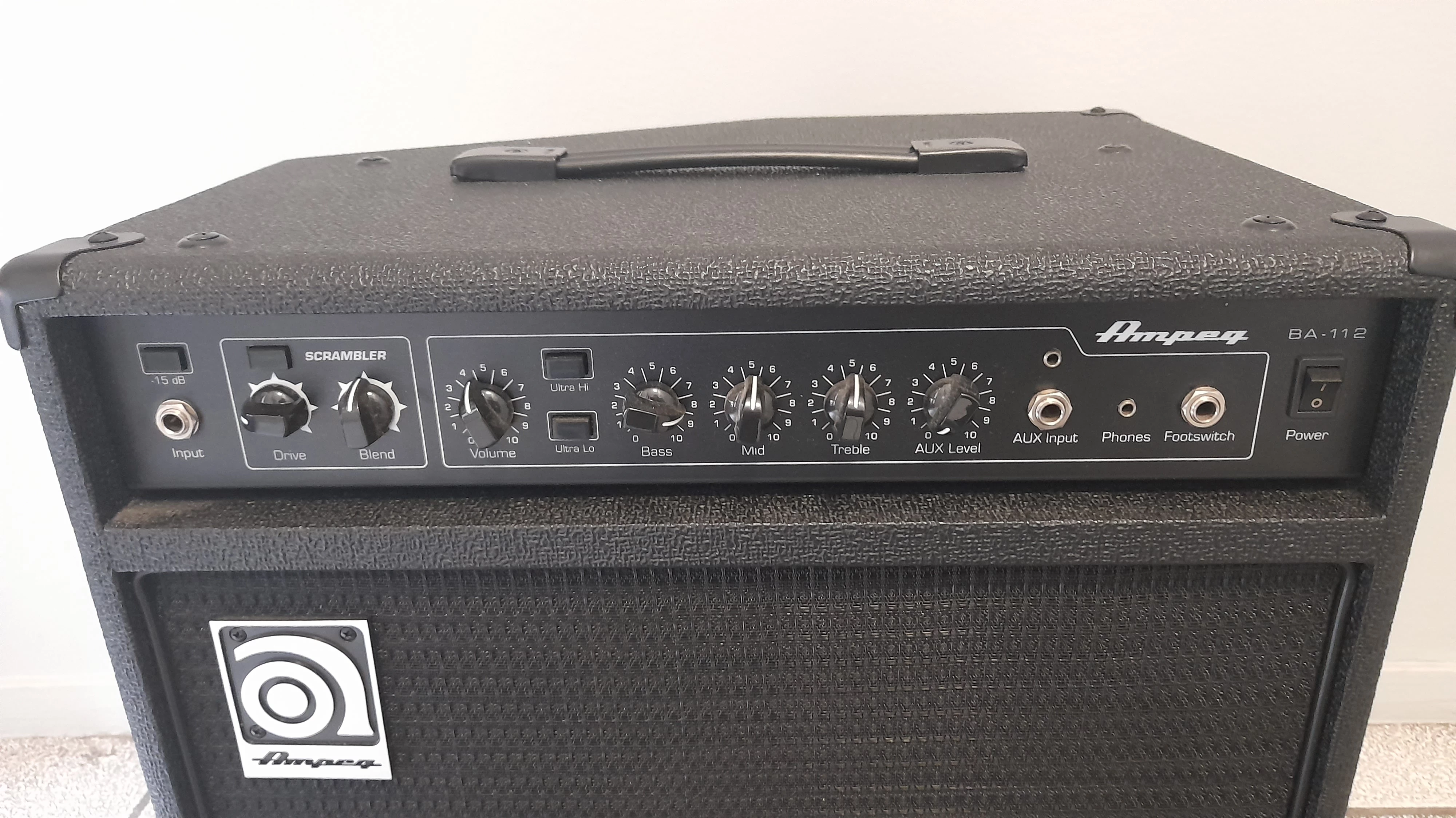 wzmacniacz-basowy-ampeg-ba-112-karton-stan-uzywany