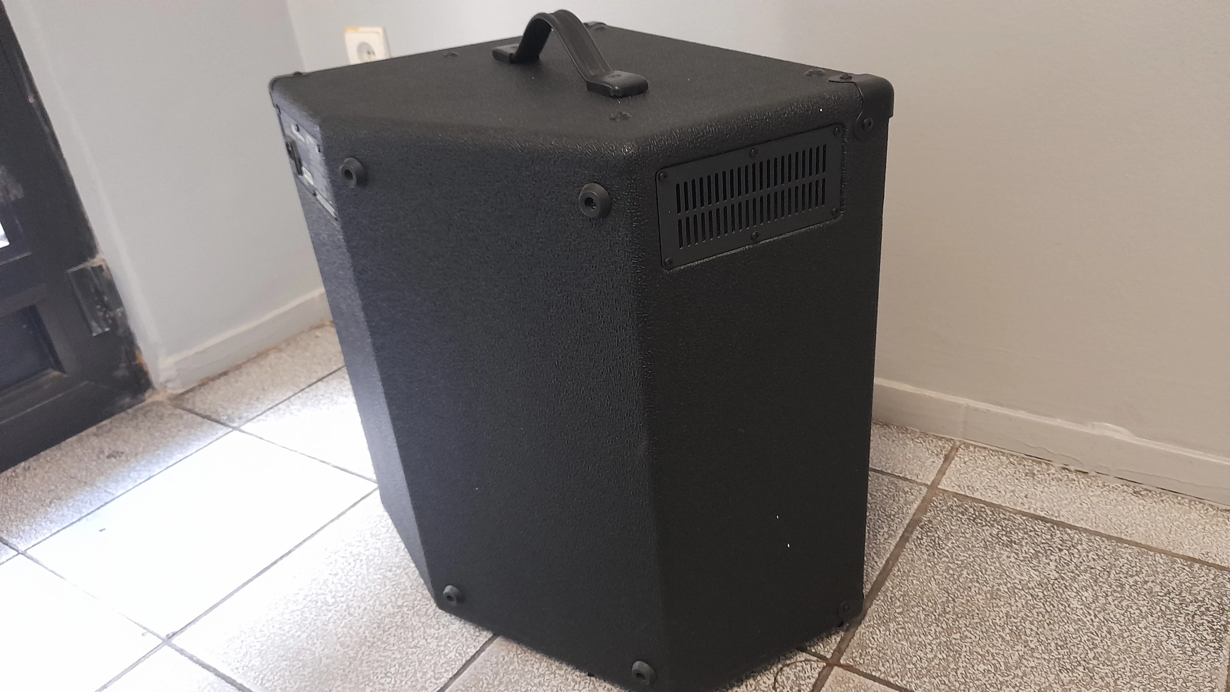 wzmacniacz-basowy-ampeg-ba-112-karton-stan-uzywany