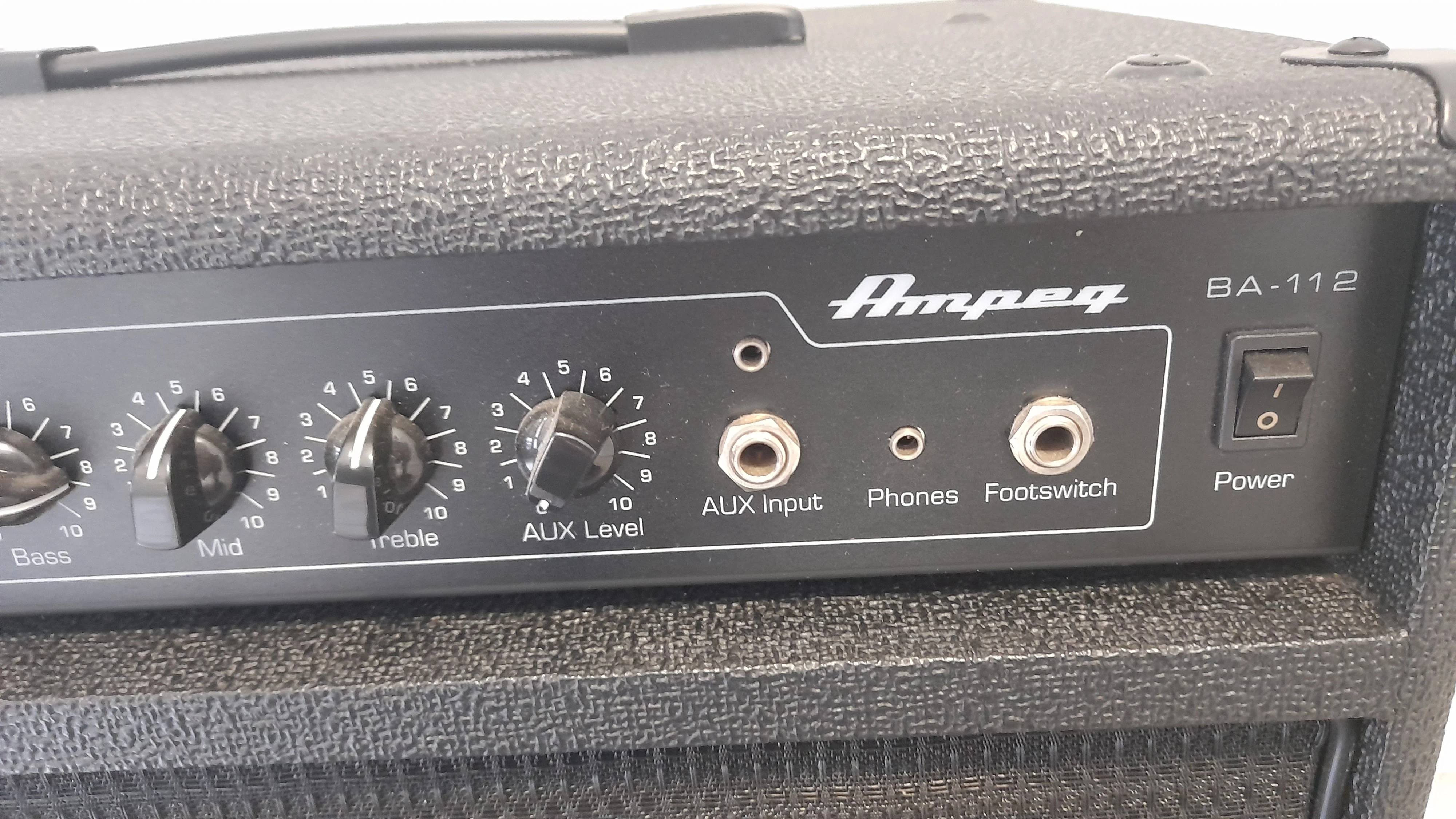wzmacniacz-basowy-ampeg-ba-112-karton-rodzaj-combo-basowe