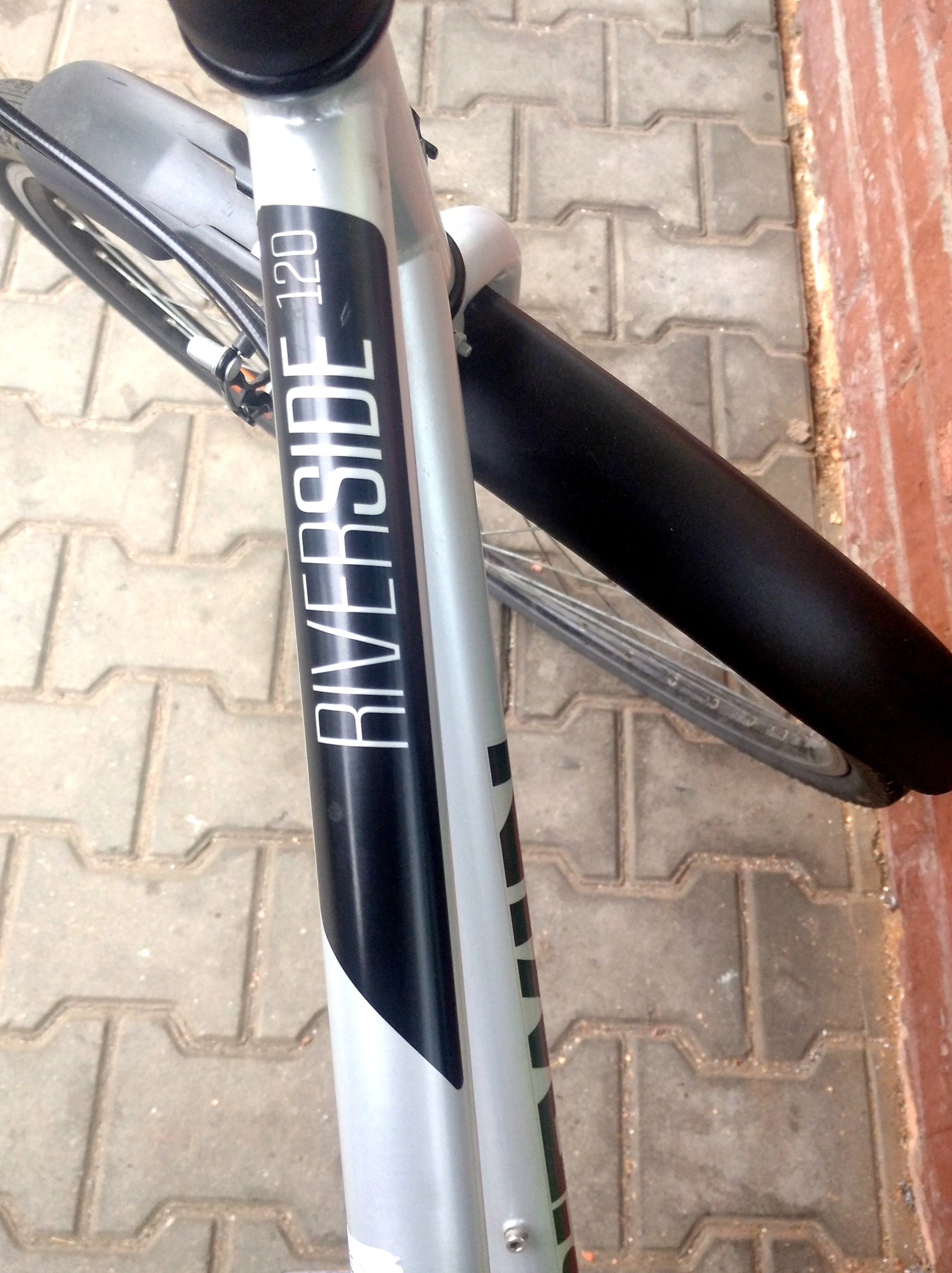 rower-trekkingowy-riverside-120-btwin-decathlon-kolor-szary