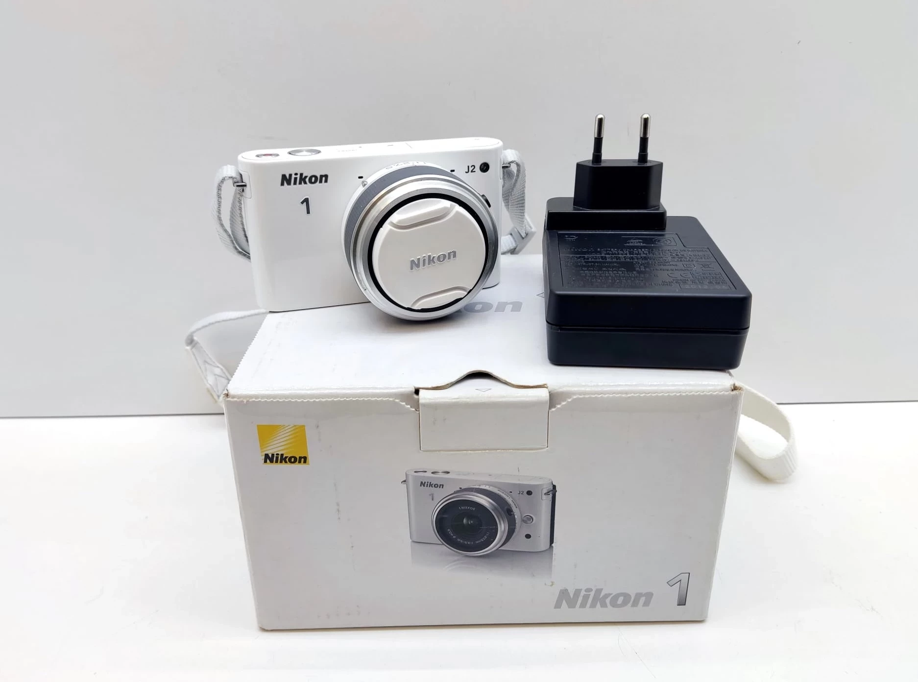 aparat-nikon-1-j2-bialy-w-zestawie-korpus-obiektyw