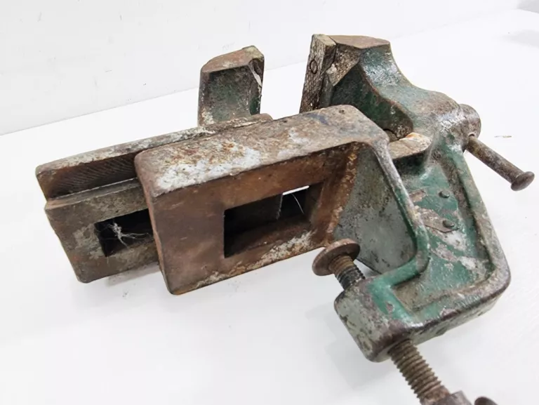 stare-imadlo-slusarskie-8kg-80mm-maksymalny-rozstaw-szczek-80