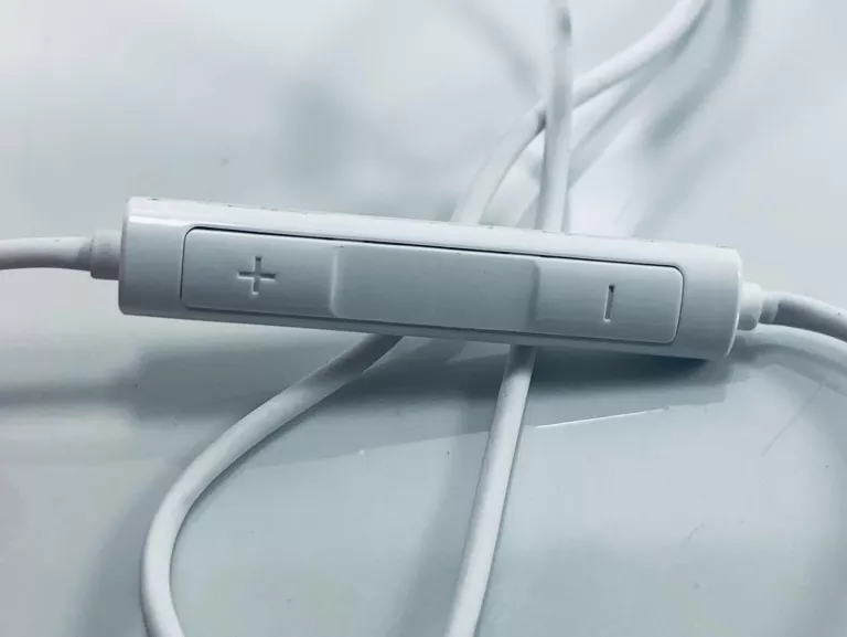 24sluchawki-douszne-biale-typ-c-kolor-dominujacy-129357-2