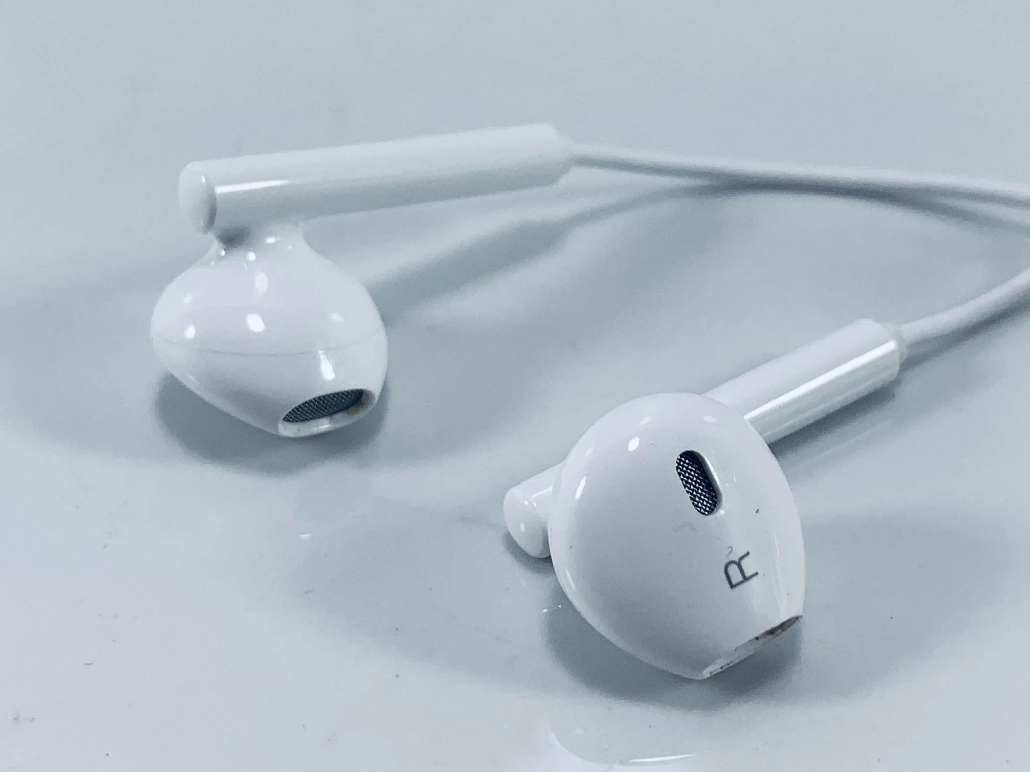24sluchawki-douszne-biale-typ-c-stan-11323-2