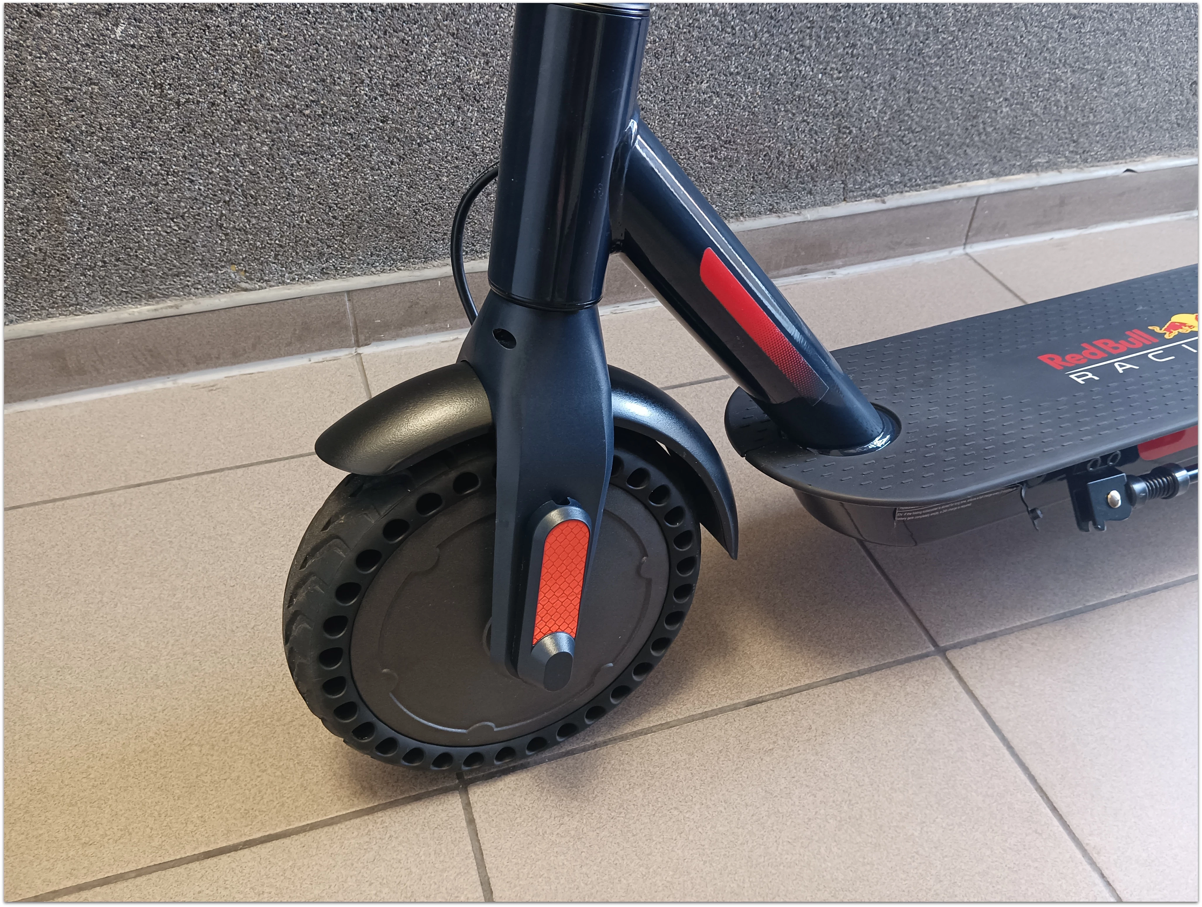 hulajnoga-elektryczna-redbull-racing-85-marka-red-bull