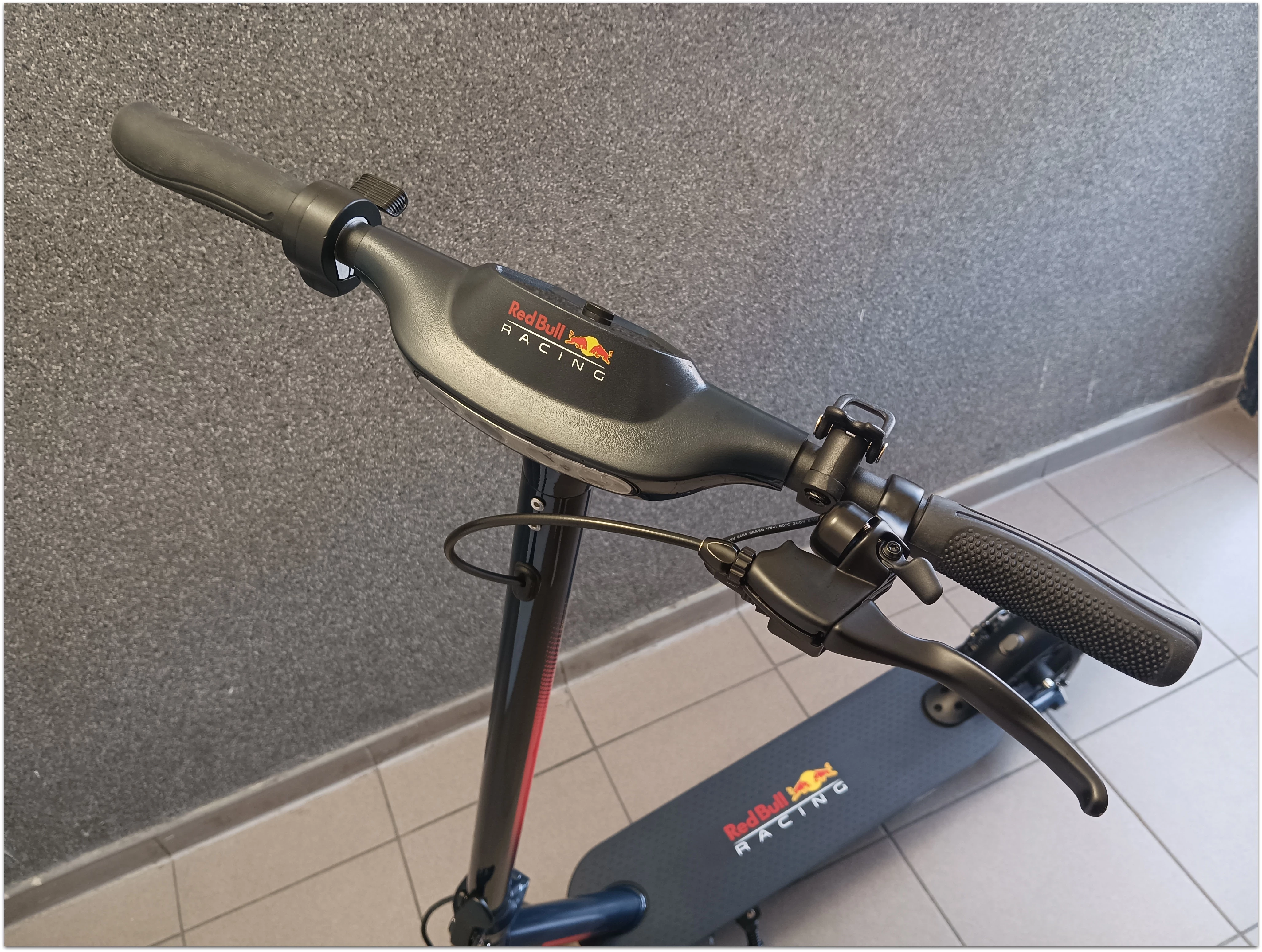 hulajnoga-elektryczna-redbull-racing-85-kolor-czarny