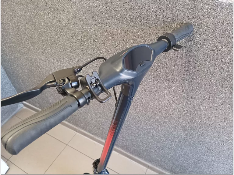 hulajnoga-elektryczna-redbull-racing-85-kod-producenta-rbrteen85b