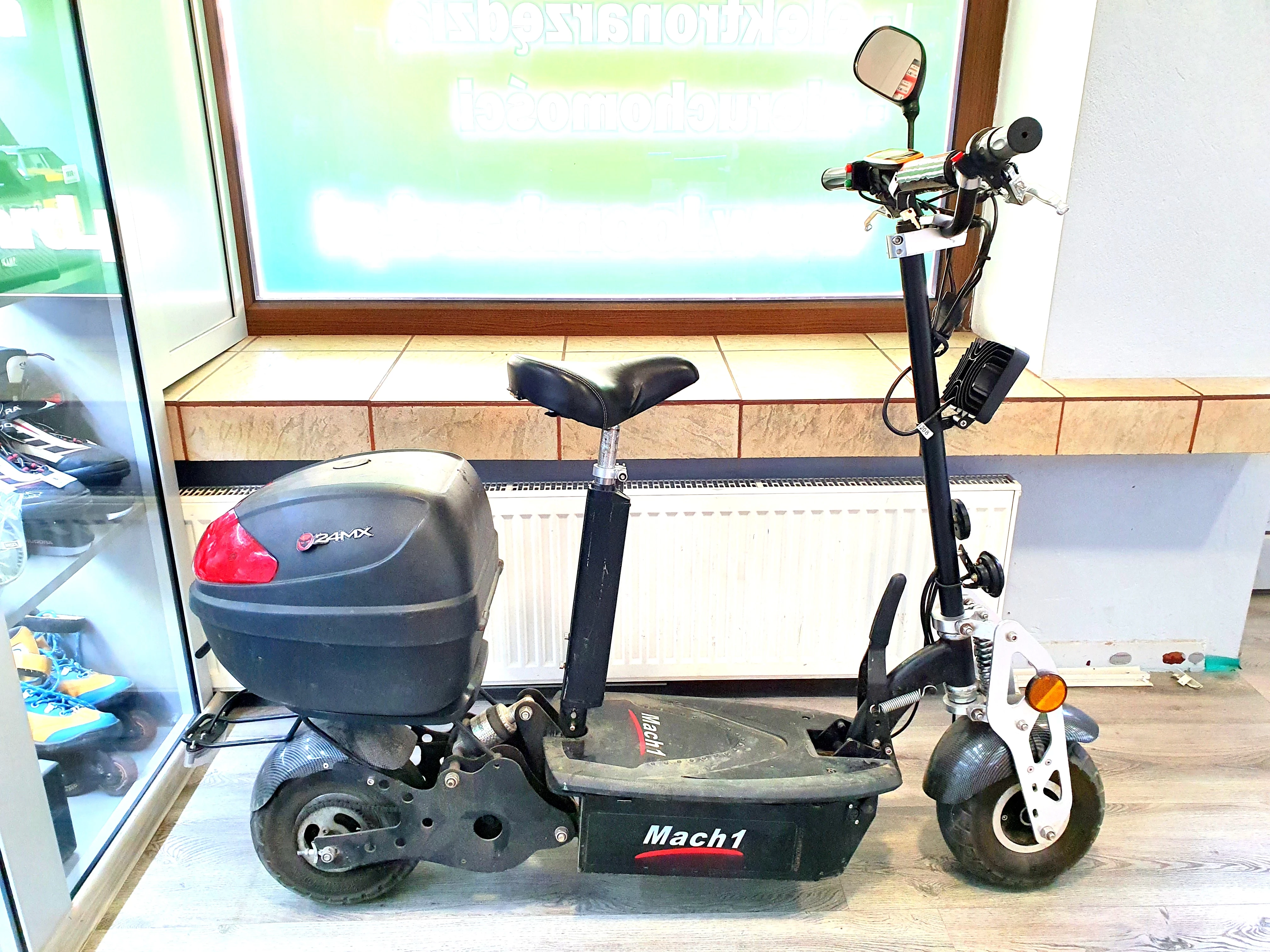 hulajnoga-elektryczna-mach-1-ladowarka-marka-mach1