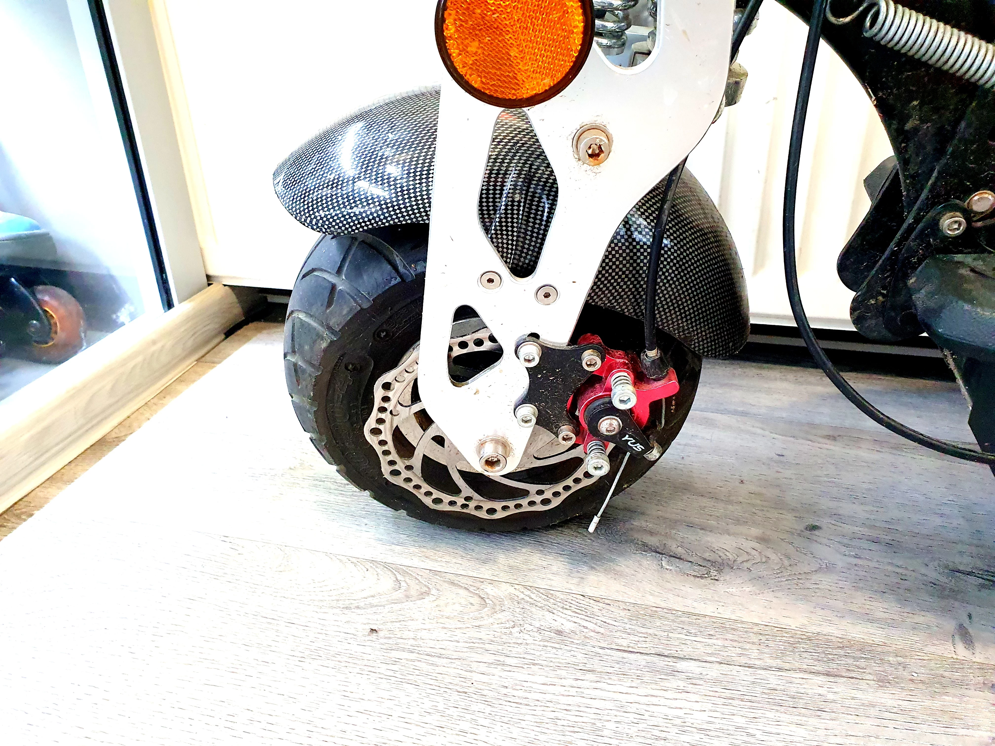 hulajnoga-elektryczna-mach-1-ladowarka-kolor-czarny