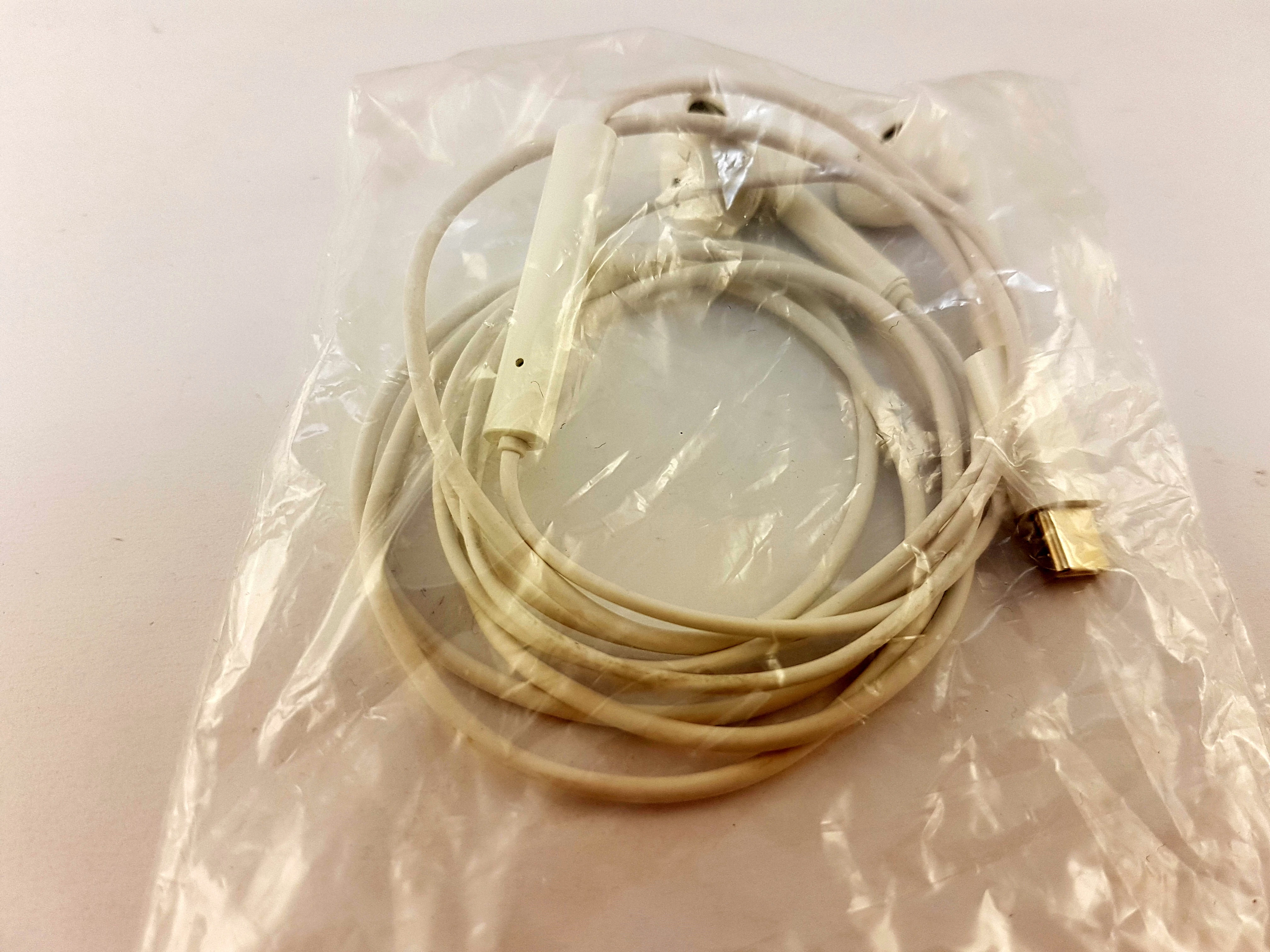 sluchawk-douszne-i-czarne-jack-35mm-biale-usb-c-stan-11323-2