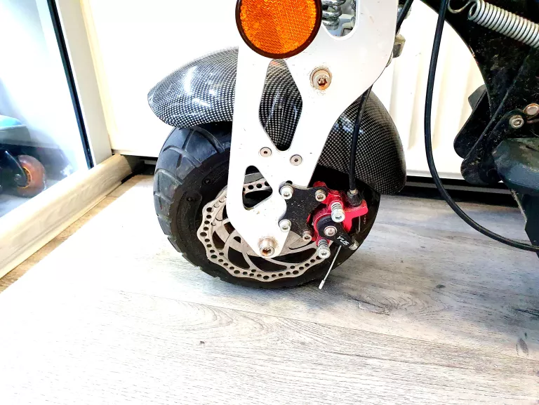 hulajnoga-elektryczna-mach-1-ladowarka-kolor-czarny