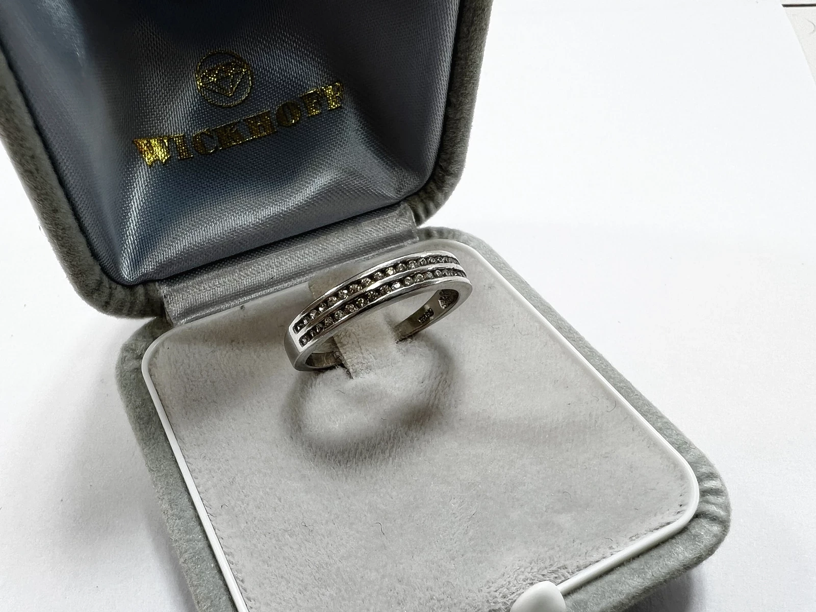 sz017-dysretna-srebrna-obraczka-z-cyrkoniami-plac-3-maja-6-sj-luban-kamp