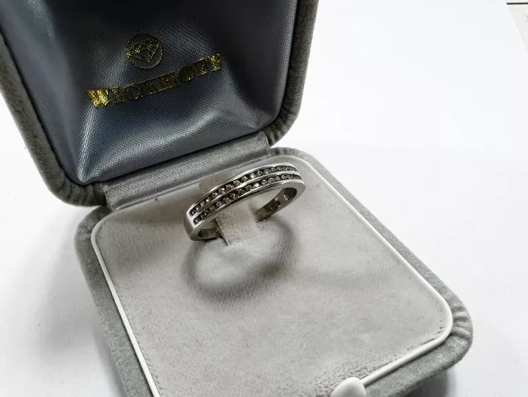 sz017-dysretna-srebrna-obraczka-z-cyrkoniami-plac-3-maja-6-sj-luban-kamp