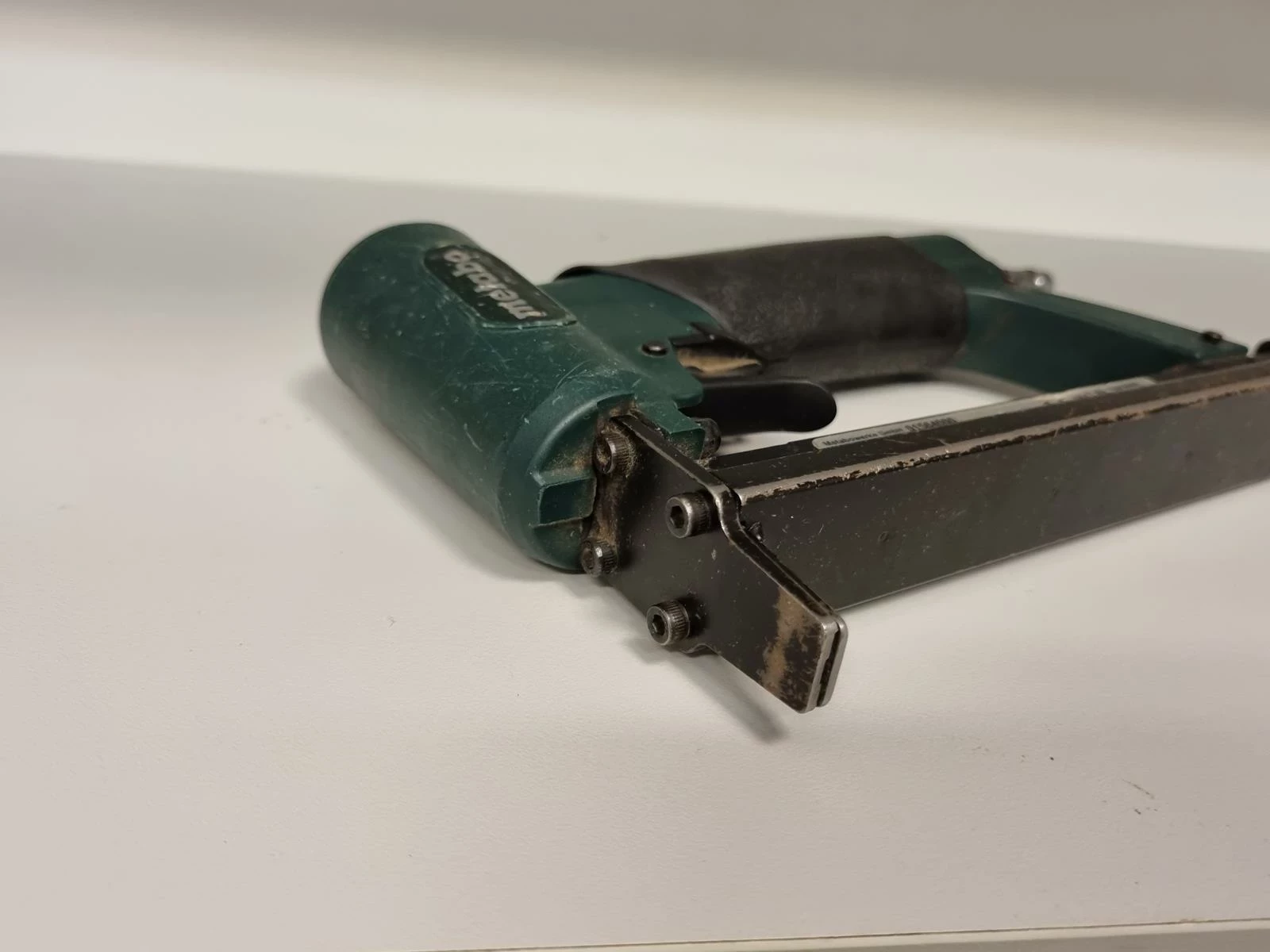 zszywacz-pneumatyczny-metabo-dkg-8016-zasilanie-pneumatyczne