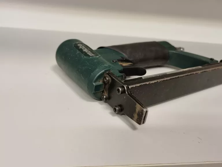 zszywacz-pneumatyczny-metabo-dkg-8016-zasilanie-pneumatyczne